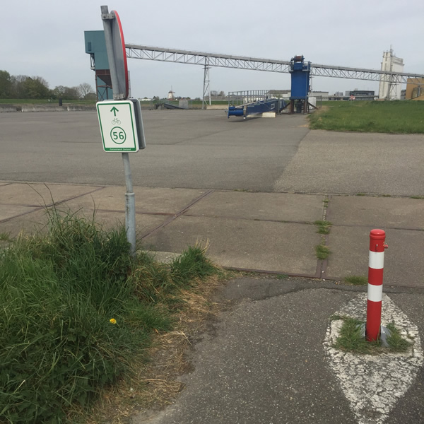 Ga rechtdoor en volg daarna het kanaalpad en wandel rond de haven